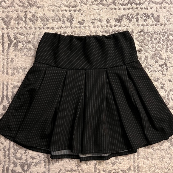 Black and White Pinstriped Pleated Mini Skirt - Picture 1 of 3